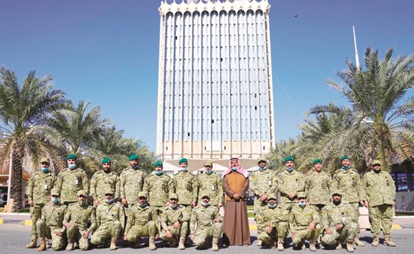 الفريق أول متقاعد الشيخ أحمد النواف مع عناصر كتيبة حماية المنشآت الأولى