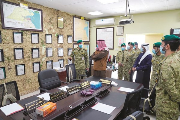 الشيخ أحمد النواف يطلع على عمل الكتيبة