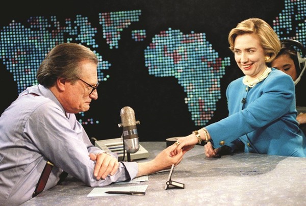  والسيدة الأولى هيلاري كلينتون تريه خاتم الزواج في مقابلة عام ١٩٩٤	(رويترز)
