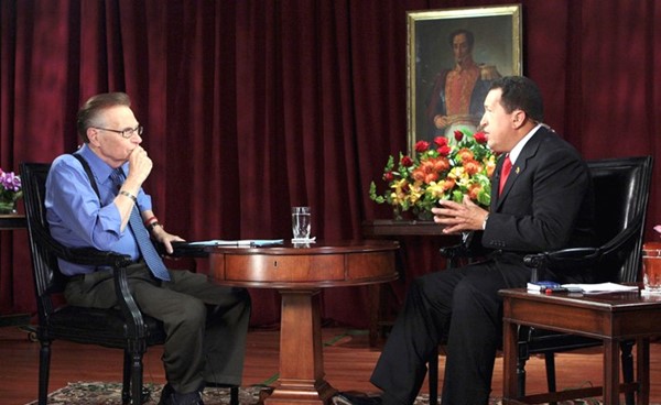 صورة أرشيفية للاري كينغ خلال مقابلة مع الرئيس الڤنزويلي هوغو شاڤيز
