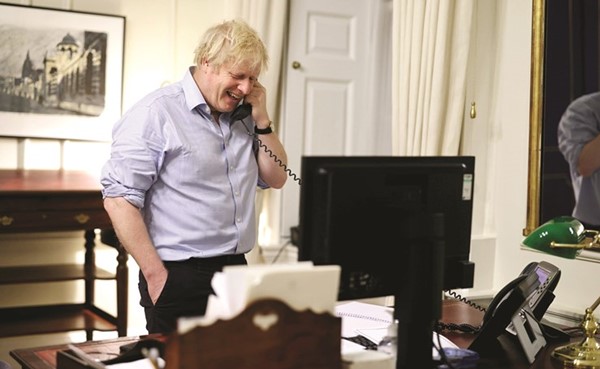 صورة نشرها رئيس الوزراء البريطاني بوريس جونسون على تويتر خلال أول مكالمة هاتفية مع الرئيس جو بايدن(رويترز)