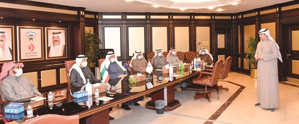 جانب من اجتماع الوزير عبدالله معرفي مع ممثلي الإدارة العامة للطيران المدني