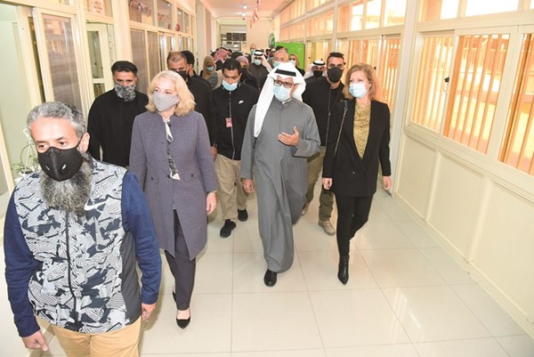 المطوطح يرافق السفراء في جولتهم بمرافق مركز إيواء العمالة الوافدة	(أحمد علي)