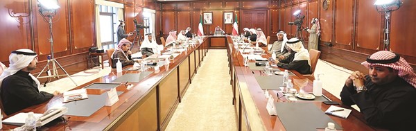 سمو رئيس الوزراء الشيخ صباح الخالد مع رؤساء تحرير الصحف