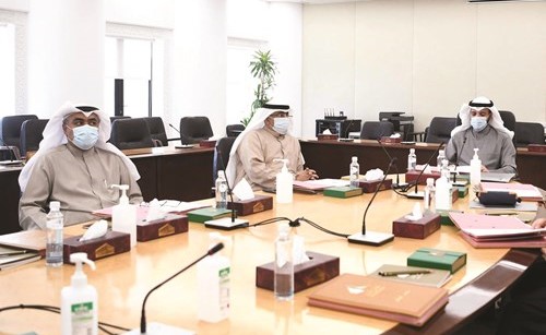 الرئيس الغانم وم.أحمد الحمد ود.خالد العنزي خلال الاجتماع
