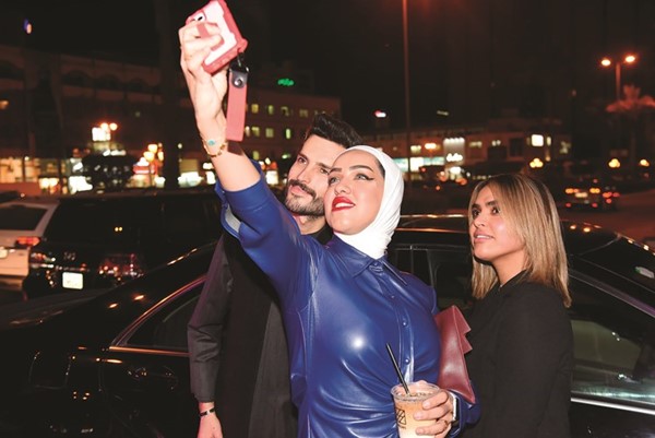 مهند وسيلفي مع اثنتين من ضيوف حفل الافتتاح