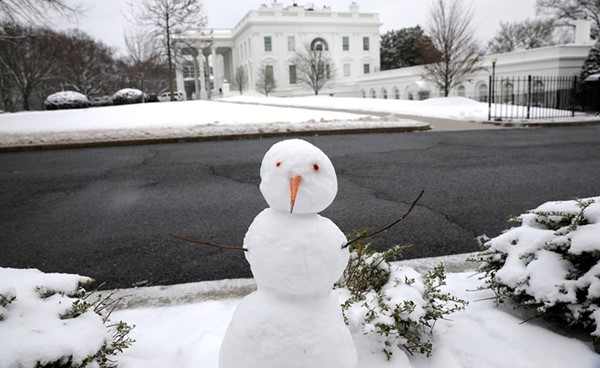 رجل ثلج وضع أمام الجناح الغربي للبيت الأبيض بعد العاصفة الثلجية التي ضربت واشنطن	(رويترز)