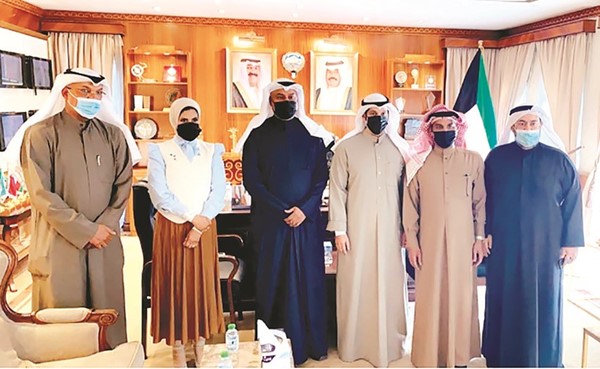 الوزير عبدالرحمن المطيري مع أعضاء نقابة الفنانين والإعلاميين بحضور الفنان عبدالعزيز المسلم