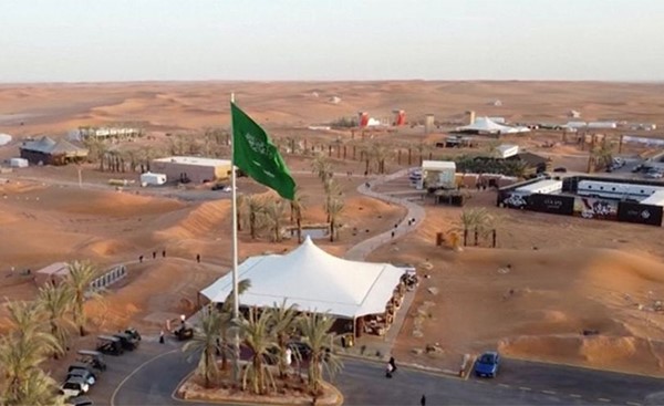 "واحة الرياض" الاستمتاع بتجربة حياة صحراوية كاملة