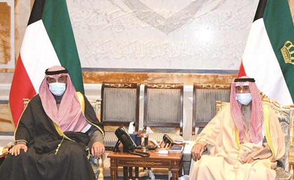 صاحب السمو الأمير الشيخ نواف الأحمد خلال استقباله سمو الشيخ صباح الخالد