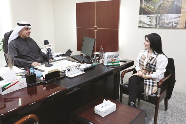 مدير مركز الكويت لمكافحة السرطان د.علي الموسوي خلال اللقاء مع الزميلة ألين البيطار 	(أحمد حافظ)