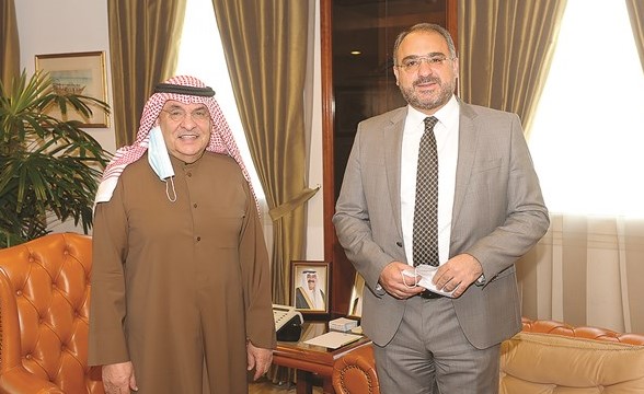 محمد الصقر خلال استقباله القائم بالأعمال بسفارة لبنان لدى الكويت المستشار هادي هاشم