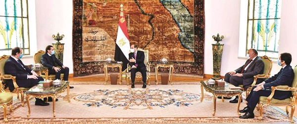 الرئيس المصري عبدالفتاح السيسي مستقبلا الرئيس المكلف بتشكيل الحكومة اللبنانية سعد الحريري