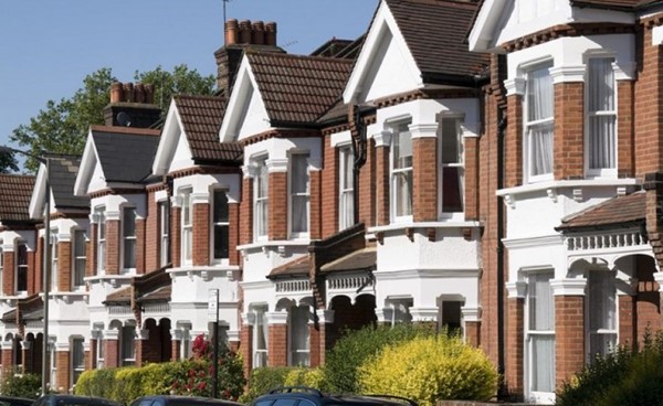 هبوط أسعار المنازل البريطانية للمرة الأولى منذ يونيو