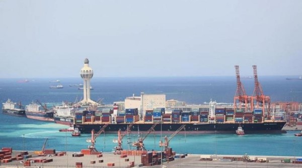 السعودية..الرياح والأمواج العالية توقف حركة الملاحة البحرية في ميناء جدة