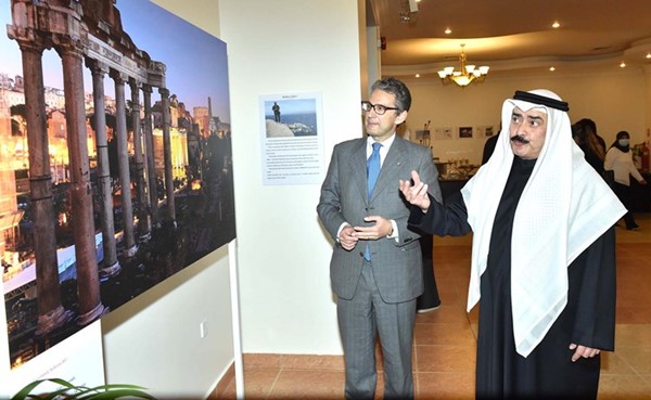 السفير الإيطالي كارلو بالدوتشي وكامل العبدالجليل خلال جولة في معرض الصور(متين غوزال)
