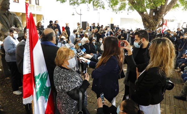 عدد من الناشطينخلال اعتصام في ساحة سمير قصير وسط بيروت استنكارا لاغتيال لقمان سليم (محمود الطويل)