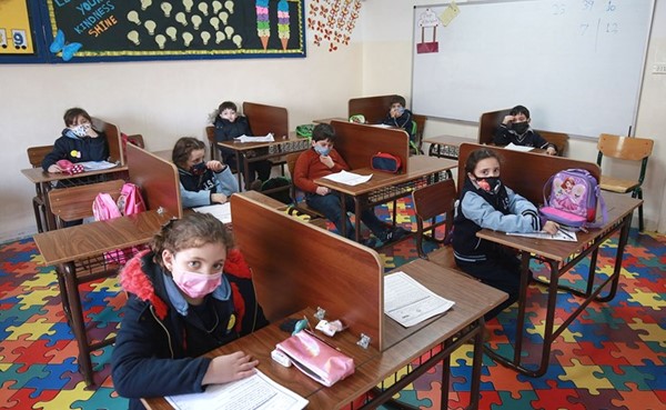 تلاميذ أردنيون يعودون الى مقاعد الدراسة بعد نحو عام من اغلاق المدارس						(أ.ف.پ)