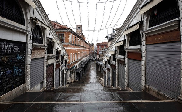 المحلات المغلقة على جسر ريالتو في البندقية حيث تم إلغاء الكرنڤال السنوي بسبب «كورونا»			        (أ.ف.پ)