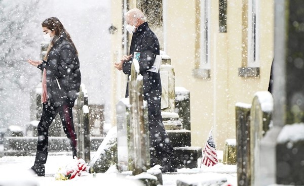 الرئيس الأميركي جو بايدن يغادر كنيسة برانديواين الكاثوليكية مع حفيدته ناتالي بعد القداس في ويلمنغتون امس (رويترز)