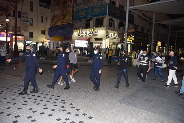 رجال الأمن خلال جولة على مطاعم المباركية