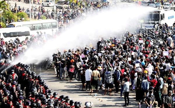 الشرطة تطلق خراطيم المياه على المتظاهرين المحتجين ضد الانقلاب العسكري في ميانمار أمس (رويترز)