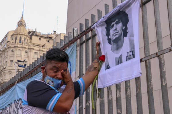 القضاء يفتح تحقيقًا بحق ثلاثة أشخاص جدد في مسألة وفاة مارادونا