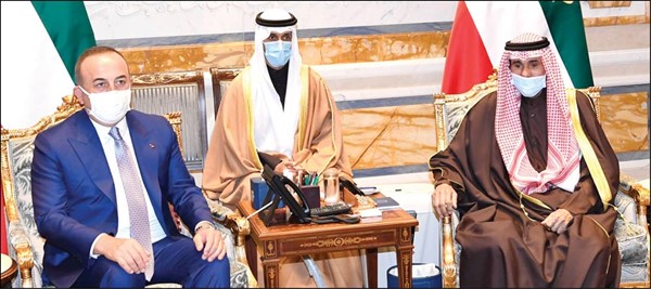 صاحب السمو الأمير الشيخ نواف الأحمد لدى اسقباله وزير الخارجية التركي مولود تشاووش أوغلو