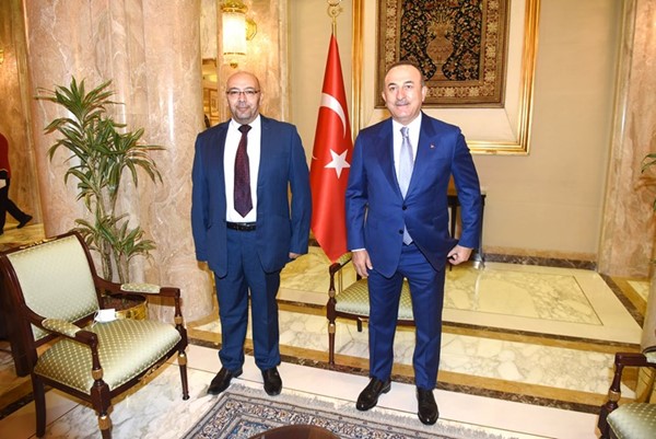 وزير الخارجية التركي مولود تشاووش أوغلو مستقبلا الزميل أسامة دياب	(أحمد علي)