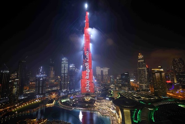 برج خليفة في دبي يحتفي بنجاح مهمة مسبار الأمل