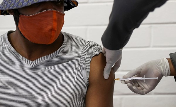 جنوب أفريقيا تستأنف حملة التطعيم ضد فيروس كورونا بلقاح جونسون اند جونسون بدلا من استرازينيكا