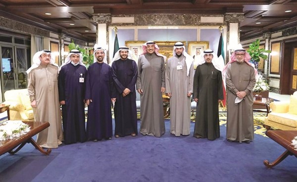 سمو رئيس الوزراء الشيخ صباح الخالد خلال استقباله رئيس وأعضاء رابطة تدريس التطبيقي