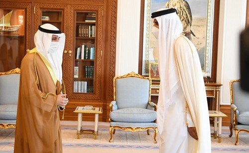 سمو الأمير الشيخ تميم بن حمد آل ثاني أثناء استقباله الرئيس مرزوق الغانم