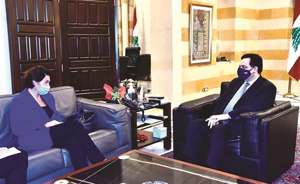 رئيس حكومة تصريف الأعمال حسان دياب مستقبلا في السراي الحكومي السفيرة الفرنسية في لبنان آن غريو 	(محمود الطويل)