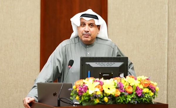الشيخ حمد جابر العلي متحدثا خلال الزيارة