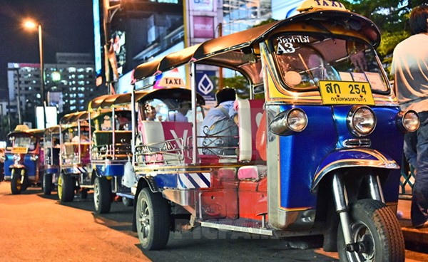 عربات التوك توك ووسائل نقل السياح تقف ساكنة في تايلاند والسبب كورونا