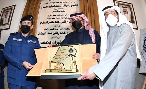 درع تذكارية مقدمة من رئيس قوة الإطفاء العام الفريق خالد المكراد إلى السيد فواز خالد يوسف المرزوق