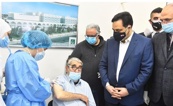 حسان دياب ود.حمد حسن خلال حضورهما إطلاق عملية التطعيم وقد تلقى أول جرعة الممثل صلاح تيزاني المعروف بـ أبو سليم  (محمود الطويل)