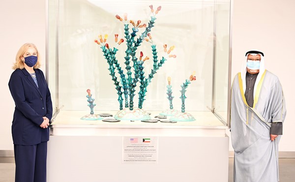 الشيخ علي الجراح والسفيرة ألينا رومانوسكي خلال إزاحة الستار عن التمثال الزجاجي