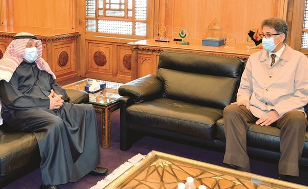 علي بن سبت خلال استقباله السفير الليبي سليمان الساحلي