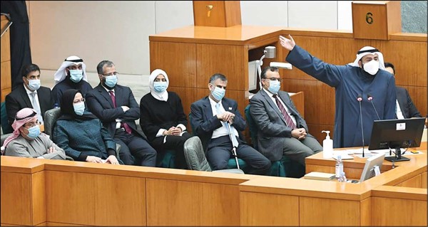  وزير الصحة الشيخ د. باسل الصباح يشرح استراتيجية مكافحة «كورونا» بحضور الفريق الطبي المرافق   (هاني الشمري)