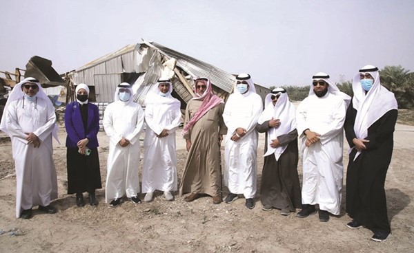الشيخ محمد اليوسف وعبدالله المحري وعدد من أعضاء المجلس البلدي خلال جولتهم التفقدية في موقع شركة الدواجن(ريليش كومار)