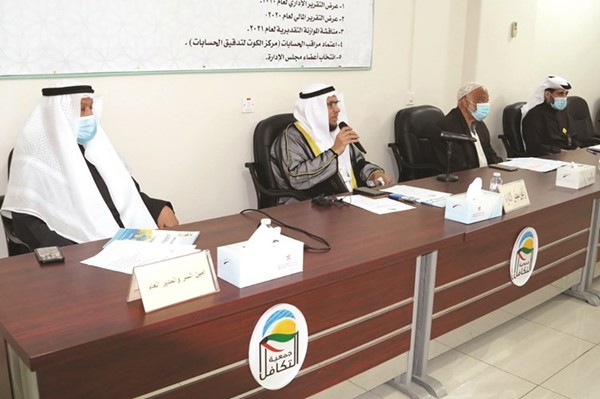 مساعد مندني خلال الاجتماع