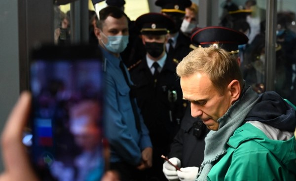 روسيا: تثبيت الحكم بسجن نافالني مع تخفيضها لعامين ونصف