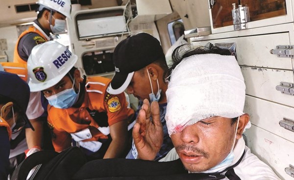 سيارة إسعاف تقل مصابا برصاص الشرطة المطاطي خلال احتجاج على الانقلاب العسكري في ماندالاي (رويترز)