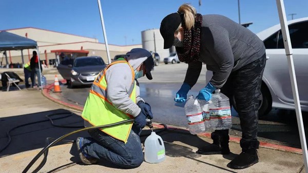 تكساس تستعيد الكهرباء وتعاني لتأمين مياه الشرب