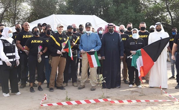الشيخ محمد اليوسف وفهد القريفة وعدد من أعضاء فريق كويتي بالقمة والجيش الأميركي المشاركين بالحملة