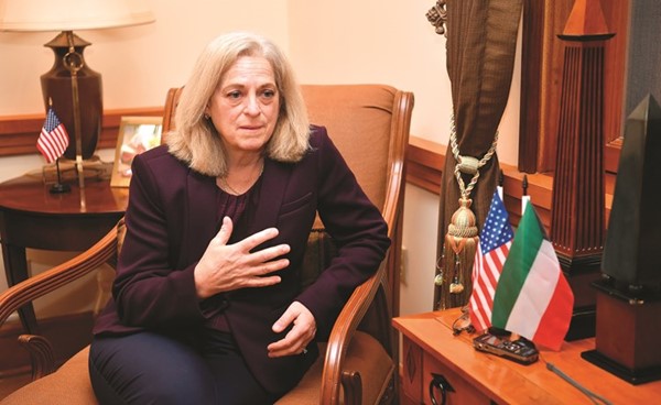 السفيرة الأميركية لدى الكويت الينا رومانوسكي