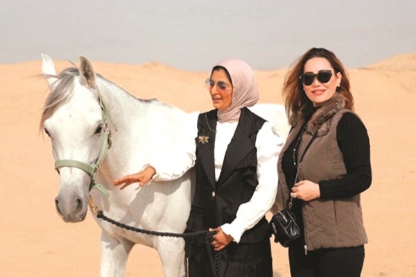المخرجة هنادي راشد والمذيعة أمل الملا من كواليس البرنامج