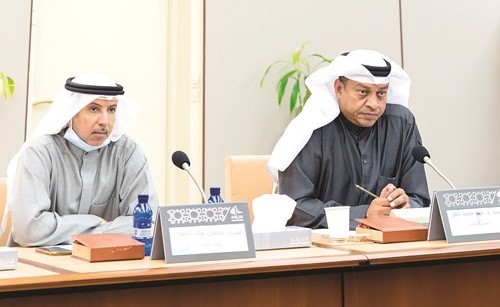 د. حمد المطر ومهلهل المضف خلال اجتماع لجنة شؤون البيئة